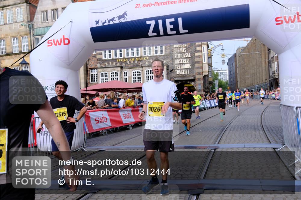 13.09.2026 - 21. swb-Marathon Bremen Tim E. http://msf.ph/oto/10312444 13.09.2026 10:54:09 Ziel 10141, 10174, 10227, 10255, 10478, 10579, 10684, 10685, 10708, 10838, 10905, 10947, 11010, 11206, 11489, 11596, 11950, 12075, 12244, 12331, 12341, 12356, 12405, 12435, 12492, 12515, 13531, 13597 meine-sportfotos.de