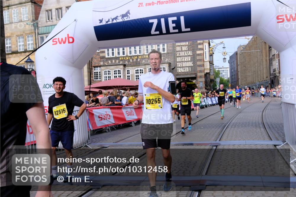 13.09.2026 - 21. swb-Marathon Bremen Tim E. http://msf.ph/oto/10312458 13.09.2026 10:54:09 Ziel 10141, 10174, 10227, 10255, 10478, 10579, 10684, 10685, 10708, 10838, 10905, 10947, 11010, 11206, 11489, 11596, 11950, 12075, 12244, 12331, 12341, 12356, 12405, 12435, 12492, 12515, 13531, 13597 meine-sportfotos.de