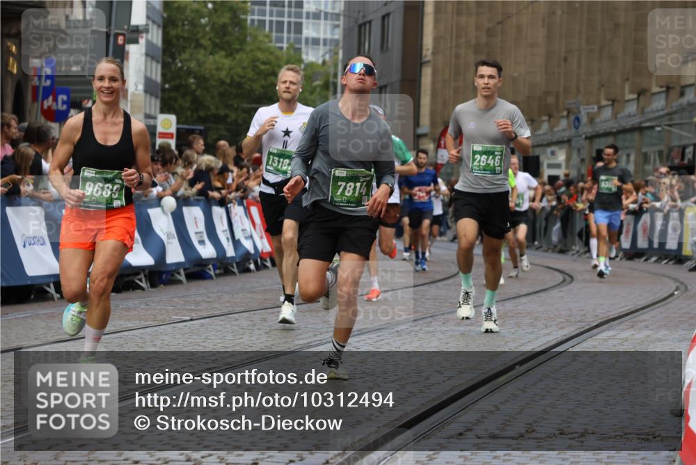 13.09.2026 - 21. swb-Marathon Bremen Strokosch-Dieckow http://msf.ph/oto/10312494 13.09.2026 13:04:47 Ziel 650, 744, 1223, 1224, 1860, 2207, 2956, 3284, 4239, 7871, 8936, 13034, 2646, 5674, 6708, 7538, 7814, 8054, 9306, 9495, 9689, 13187 meine-sportfotos.de