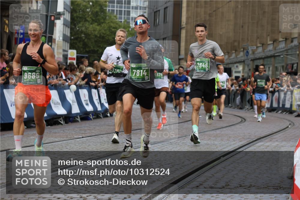 13.09.2026 - 21. swb-Marathon Bremen Strokosch-Dieckow http://msf.ph/oto/10312524 13.09.2026 13:04:47 Ziel 650, 744, 1223, 1224, 1860, 2207, 2956, 3284, 4239, 7871, 8936, 13034, 2646, 5674, 6708, 7538, 7814, 8054, 9306, 9495, 9689, 13187 meine-sportfotos.de