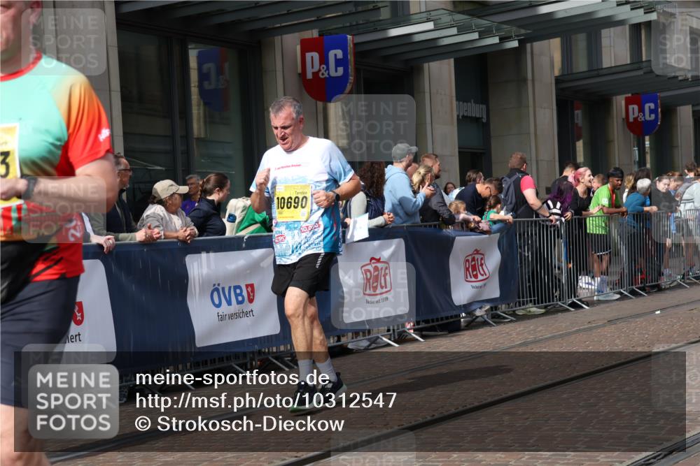 13.09.2026 - 21. swb-Marathon Bremen Strokosch-Dieckow http://msf.ph/oto/10312547 13.09.2026 10:55:48 Ziel 10246, 10298, 10365, 10443, 10690, 10699, 10703, 10949, 10957, 10960, 11219, 11280, 11570, 11693, 11782, 11790, 11972, 12061, 12452, 12476, 12484, 13565, 10203, 10243, 10256, 10297, 10374, 10379, 10423, 10529, 10550, 10788, 10809, 10881, 10952, 11377, 11414, 11510, 11557, 11748, 11862, 11941, 11975, 11977, 12030, 12108, 12125, 12143, 12150, 12188, 12348 meine-sportfotos.de