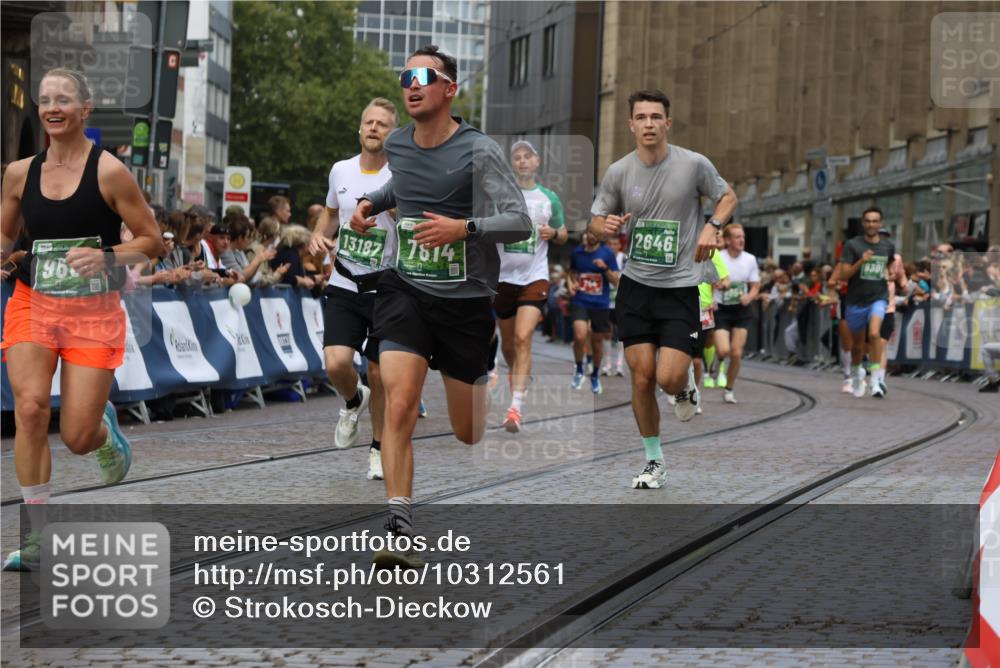 13.09.2026 - 21. swb-Marathon Bremen Strokosch-Dieckow http://msf.ph/oto/10312561 13.09.2026 13:04:47 Ziel 650, 744, 1223, 1224, 1860, 2207, 2956, 3284, 4239, 7871, 8936, 13034, 2646, 5674, 6708, 7538, 7814, 8054, 9306, 9495, 9689, 13187 meine-sportfotos.de