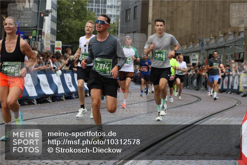 13.09.2026 - 21. swb-Marathon Bremen Strokosch-Dieckow http://msf.ph/oto/10312578 13.09.2026 13:04:47 Ziel 650, 744, 1223, 1224, 1860, 2207, 2956, 3284, 4239, 7871, 8936, 13034, 2646, 5674, 6708, 7538, 7814, 8054, 9306, 9495, 9689, 13187 meine-sportfotos.de
