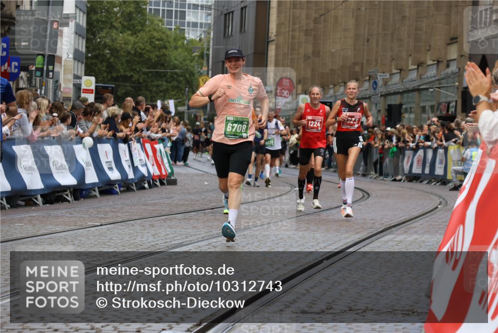13.09.2026 - 21. swb-Marathon Bremen Strokosch-Dieckow http://msf.ph/oto/10312743 13.09.2026 13:04:53 Ziel 744, 1223, 1224, 1860, 2207, 2956, 5283, 7871, 8701, 8936, 9070, 13034, 1336, 2297, 3196, 4729, 6708, 9495 meine-sportfotos.de