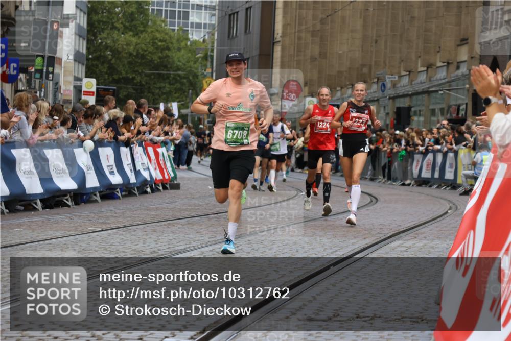 13.09.2026 - 21. swb-Marathon Bremen Strokosch-Dieckow http://msf.ph/oto/10312762 13.09.2026 13:04:54 Ziel 744, 1223, 1224, 1860, 2207, 2956, 5283, 7871, 8701, 8936, 9070, 13034, 1336, 1822, 2297, 3196, 4729, 6708 meine-sportfotos.de