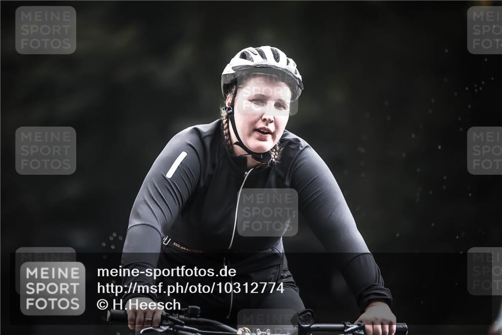 13.09.2026 - Stadtparktriathlon H.Heesch http://msf.ph/oto/10312774 13.09.2026 11:46:52 Radfahren 794, 834, 838, 860 meine-sportfotos.de