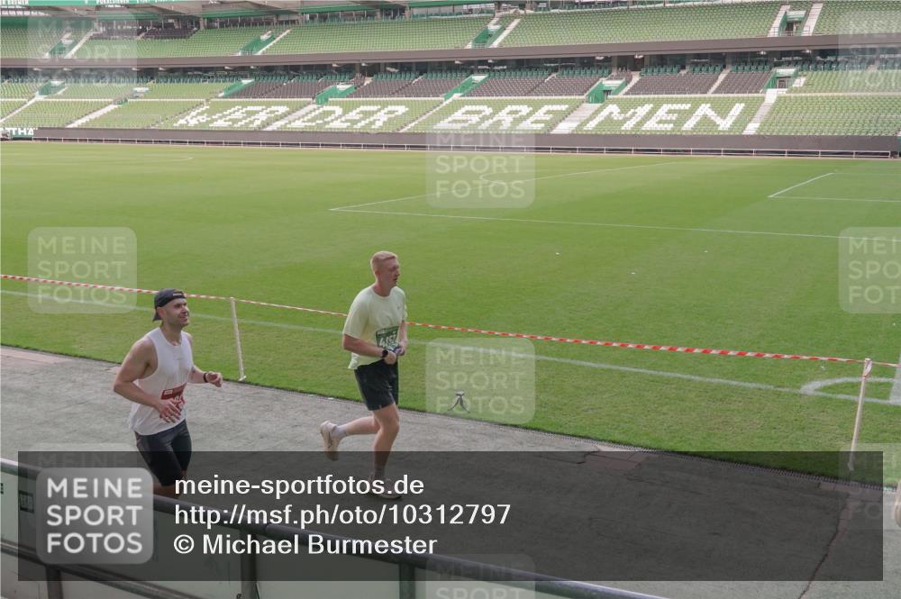 13.09.2026 - 21. swb-Marathon Bremen Michael Burmester http://msf.ph/oto/10312797 13.09.2026 12:48:55 Laufen im Stadion 382, 384, 524, 572, 779, 826, 889, 899, 1349, 1723, 1748, 1872, 1925, 2266, 2287, 2605, 2750, 2844, 2909, 2956, 3043, 3110, 3127, 3197, 3242, 3276, 3330, 3466, 3794, 3910, 3973, 4033, 4082, 4247, 4384, 4614, 4712, 4732, 4743, 4852, 4898, 4990, 5424, 5517, 5570, 5594, 5648, 5803, 6025, 6058, 6692, 6708, 6784, 6842, 6951, 7064, 7109, 7399, 7538, 7636, 7803, 7876, 8611, 8621, 8706, 8877, 8973, 8980, 8981, 9010, 9035, 9429, 13091 meine-sportfotos.de