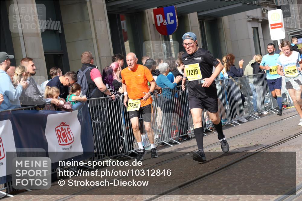 13.09.2026 - 21. swb-Marathon Bremen Strokosch-Dieckow http://msf.ph/oto/10312846 13.09.2026 10:55:59 Ziel 10184, 10211, 10246, 10322, 10365, 10443, 10670, 10675, 10699, 10844, 10949, 10957, 10960, 11219, 11256, 11280, 11317, 11570, 11693, 11782, 11795, 11844, 11855, 12452, 12476, 10243, 10298, 10374, 10423, 10550, 10690, 10703, 10809, 10952, 11510, 11790, 11972, 12061, 12108, 12125, 12143, 12188, 12484, 13565 meine-sportfotos.de
