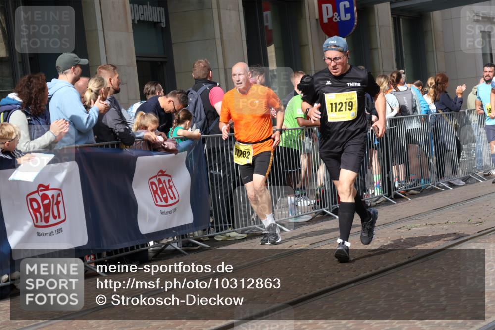 13.09.2026 - 21. swb-Marathon Bremen Strokosch-Dieckow http://msf.ph/oto/10312863 13.09.2026 10:55:59 Ziel 10184, 10211, 10246, 10322, 10365, 10443, 10670, 10675, 10699, 10844, 10949, 10957, 10960, 11219, 11256, 11280, 11317, 11570, 11693, 11782, 11795, 11844, 11855, 12452, 12476, 10243, 10298, 10374, 10423, 10550, 10690, 10703, 10809, 10952, 11510, 11790, 11972, 12061, 12108, 12125, 12143, 12188, 12484, 13565 meine-sportfotos.de