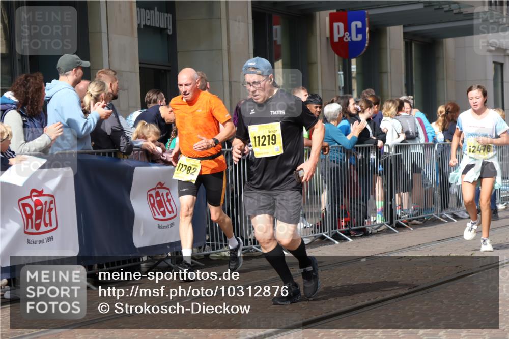 13.09.2026 - 21. swb-Marathon Bremen Strokosch-Dieckow http://msf.ph/oto/10312876 13.09.2026 10:56:00 Ziel 10184, 10211, 10246, 10322, 10365, 10443, 10670, 10675, 10699, 10844, 10949, 10957, 10960, 11219, 11256, 11280, 11317, 11570, 11693, 11782, 11795, 11844, 11855, 11871, 12452, 12476, 10243, 10298, 10374, 10423, 10550, 10690, 10703, 10809, 10952, 11510, 11790, 11972, 12061, 12108, 12125, 12143, 12188, 12484, 13565 meine-sportfotos.de