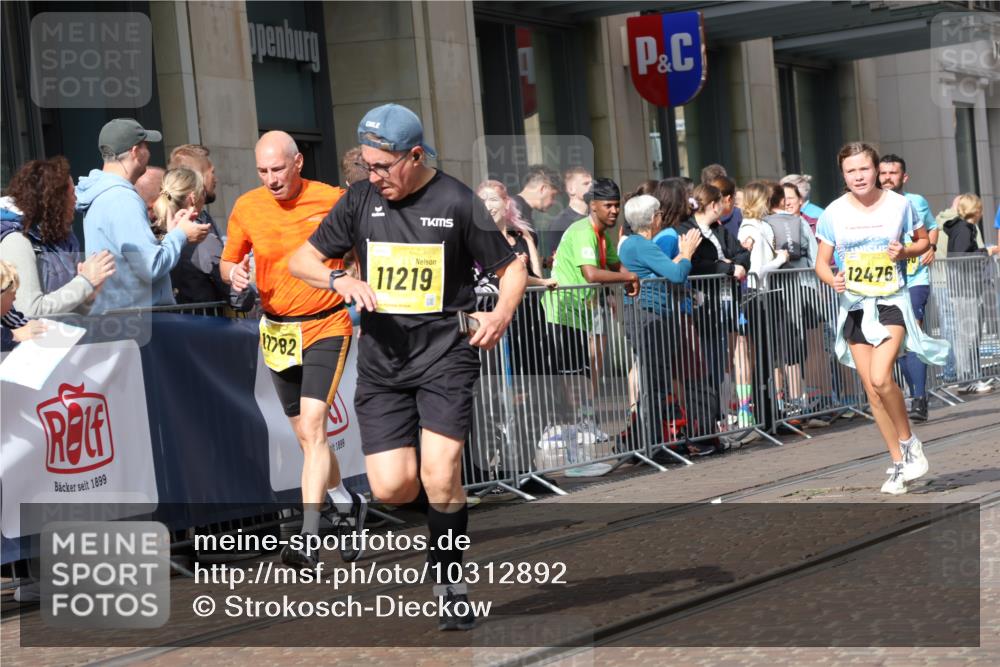 13.09.2026 - 21. swb-Marathon Bremen Strokosch-Dieckow http://msf.ph/oto/10312892 13.09.2026 10:56:00 Ziel 10184, 10211, 10246, 10322, 10365, 10443, 10670, 10675, 10699, 10844, 10949, 10957, 10960, 11219, 11256, 11280, 11317, 11570, 11693, 11782, 11795, 11844, 11855, 11871, 12452, 12476, 10243, 10298, 10374, 10423, 10550, 10690, 10703, 10809, 10952, 11510, 11790, 11972, 12061, 12108, 12125, 12143, 12188, 12484, 13565 meine-sportfotos.de