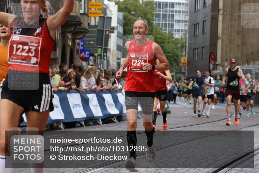 13.09.2026 - 21. swb-Marathon Bremen Strokosch-Dieckow http://msf.ph/oto/10312895 13.09.2026 13:04:59 Ziel 744, 1223, 1224, 1712, 2207, 2956, 5283, 7814, 8701, 8936, 9070, 9689, 13034, 1336, 1822, 2297, 3196, 4729, 7102 meine-sportfotos.de