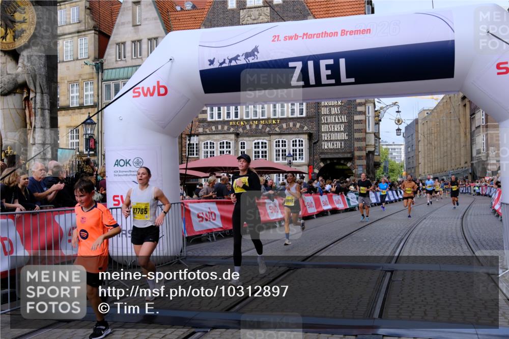 13.09.2026 - 21. swb-Marathon Bremen Tim E. http://msf.ph/oto/10312897 13.09.2026 10:54:28 Ziel 10359, 10577, 10749, 10822, 10947, 10996, 11010, 11099, 11118, 11290, 11329, 11361, 11476, 11765, 11843, 11989, 11998, 13531 meine-sportfotos.de