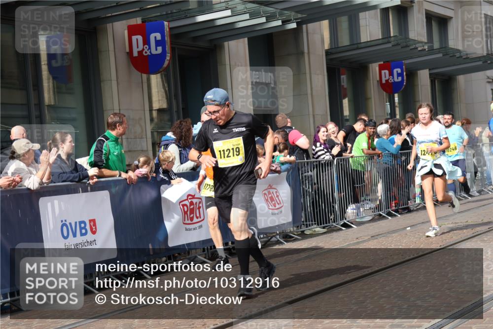 13.09.2026 - 21. swb-Marathon Bremen Strokosch-Dieckow http://msf.ph/oto/10312916 13.09.2026 10:56:00 Ziel 10184, 10211, 10246, 10322, 10365, 10443, 10670, 10675, 10699, 10844, 10949, 10957, 10960, 11219, 11256, 11280, 11317, 11570, 11693, 11782, 11795, 11844, 11855, 11871, 12452, 12476, 10243, 10298, 10374, 10423, 10550, 10690, 10703, 10809, 10952, 11510, 11790, 11972, 12061, 12108, 12125, 12143, 12188, 12484, 13565 meine-sportfotos.de