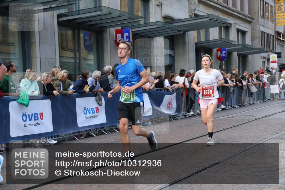 13.09.2026 - 21. swb-Marathon Bremen Strokosch-Dieckow http://msf.ph/oto/10312936 13.09.2026 13:15:11 Ziel 1033, 1445, 3346, 3743, 4111, 4212, 4646, 4653, 4663, 5533, 6011, 6162, 6526, 7203, 7291, 7346, 7717, 7730, 7992, 8086, 8254, 8255, 9029, 9391, 9475, 9777, 889, 1510, 1664, 1748, 2383, 3206, 3357, 3504, 3717, 4111, 4226, 4382, 4968, 4992, 5003, 5149, 5294, 5298, 5315, 5385, 5417, 5471, 5796, 6351, 6379, 6404, 6521, 6528, 6717, 6773, 6902, 7190, 7432, 7497, 7515, 8238, 9253, 9338, 9363, 9483, 9523, 9797, 13137, 13139, 13141 meine-sportfotos.de