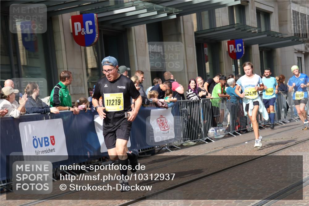 13.09.2026 - 21. swb-Marathon Bremen Strokosch-Dieckow http://msf.ph/oto/10312937 13.09.2026 10:56:01 Ziel 10184, 10211, 10246, 10322, 10356, 10365, 10443, 10670, 10675, 10699, 10844, 10949, 10957, 10960, 11219, 11256, 11280, 11317, 11570, 11693, 11782, 11795, 11844, 11855, 11871, 12452, 12476, 10243, 10298, 10374, 10423, 10550, 10690, 10703, 10809, 10952, 11510, 11790, 11972, 12061, 12108, 12125, 12143, 12188, 12484, 13565 meine-sportfotos.de