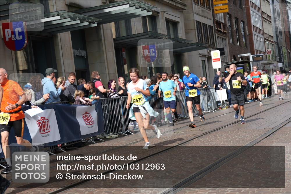 13.09.2026 - 21. swb-Marathon Bremen Strokosch-Dieckow http://msf.ph/oto/10312963 13.09.2026 10:56:01 Ziel 10184, 10211, 10246, 10322, 10356, 10365, 10443, 10670, 10675, 10699, 10844, 10949, 10957, 10960, 11219, 11256, 11280, 11317, 11570, 11693, 11782, 11795, 11844, 11855, 11871, 12452, 12476, 10243, 10298, 10374, 10423, 10550, 10690, 10703, 10809, 10952, 11510, 11790, 11972, 12061, 12108, 12125, 12143, 12188, 12484, 13565 meine-sportfotos.de