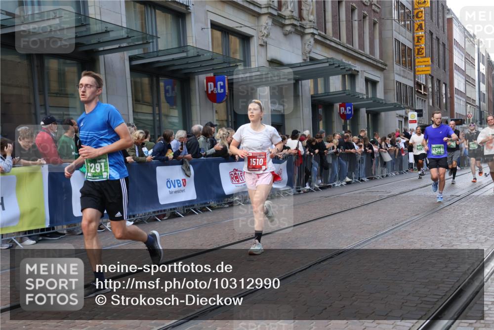 13.09.2026 - 21. swb-Marathon Bremen Strokosch-Dieckow http://msf.ph/oto/10312990 13.09.2026 13:15:11 Ziel 1033, 1445, 3346, 3743, 4111, 4212, 4646, 4653, 4663, 5533, 6011, 6162, 6526, 7203, 7291, 7346, 7717, 7730, 7992, 8086, 8254, 8255, 9029, 9391, 9475, 9777, 889, 1510, 1664, 1748, 2383, 3206, 3357, 3504, 3717, 4111, 4226, 4382, 4968, 4992, 5003, 5149, 5294, 5298, 5315, 5385, 5417, 5471, 5796, 6351, 6379, 6404, 6521, 6528, 6717, 6773, 6902, 7190, 7432, 7497, 7515, 8238, 9253, 9338, 9363, 9483, 9523, 9797, 13137, 13139, 13141 meine-sportfotos.de
