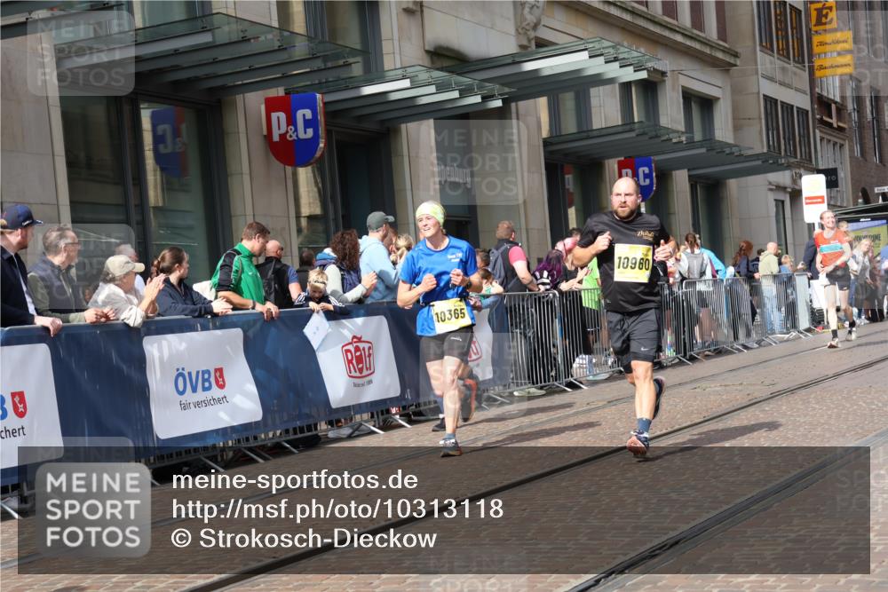 13.09.2026 - 21. swb-Marathon Bremen Strokosch-Dieckow http://msf.ph/oto/10313118 13.09.2026 10:56:04 Ziel 10184, 10211, 10240, 10246, 10322, 10356, 10365, 10443, 10670, 10675, 10699, 10844, 10957, 10960, 11069, 11256, 11280, 11317, 11407, 11570, 11693, 11782, 11795, 11844, 11855, 11871, 12452, 12543, 10243, 10298, 10365, 10374, 10690, 10703, 10949, 10952, 10957, 11219, 11790, 11972, 12061, 12108, 12143, 12476, 12484, 13565 meine-sportfotos.de