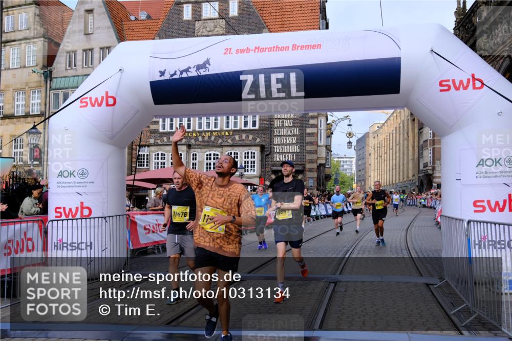 13.09.2026 - 21. swb-Marathon Bremen Tim E. http://msf.ph/oto/10313134 13.09.2026 10:54:33 Ziel 10359, 10503, 10577, 10631, 10749, 10837, 10884, 10996, 11099, 11118, 11290, 11329, 11361, 11476, 11765, 11843, 11989, 11998 meine-sportfotos.de