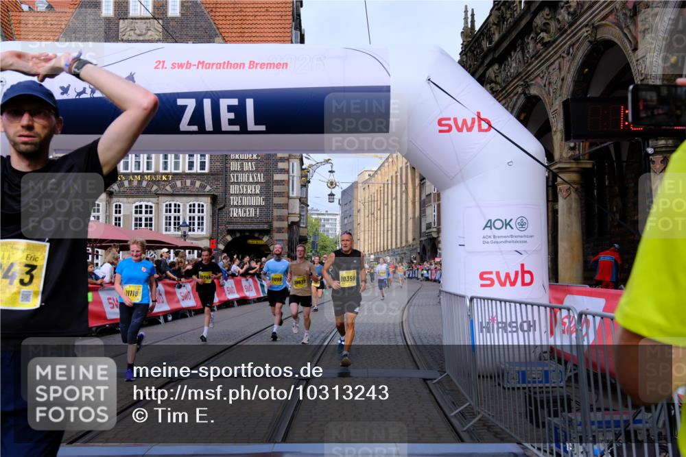 13.09.2026 - 21. swb-Marathon Bremen Tim E. http://msf.ph/oto/10313243 13.09.2026 10:54:34 Ziel 10359, 10503, 10577, 10631, 10749, 10837, 10884, 10996, 11099, 11118, 11290, 11329, 11361, 11476, 11765, 11843, 11989, 11998 meine-sportfotos.de