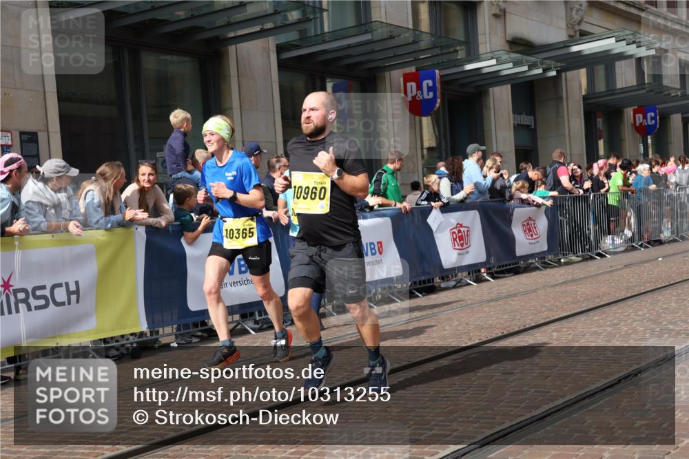 13.09.2026 - 21. swb-Marathon Bremen Strokosch-Dieckow http://msf.ph/oto/10313255 13.09.2026 10:56:05 Ziel 10184, 10211, 10240, 10246, 10322, 10356, 10443, 10670, 10675, 10699, 10844, 10960, 11069, 11256, 11280, 11317, 11407, 11570, 11693, 11782, 11795, 11844, 11855, 11871, 11911, 11996, 12452, 12543, 10298, 10365, 10374, 10690, 10703, 10949, 10952, 10957, 10960, 11219, 11790, 11972, 12061, 12108, 12143, 12476, 12484, 13565 meine-sportfotos.de