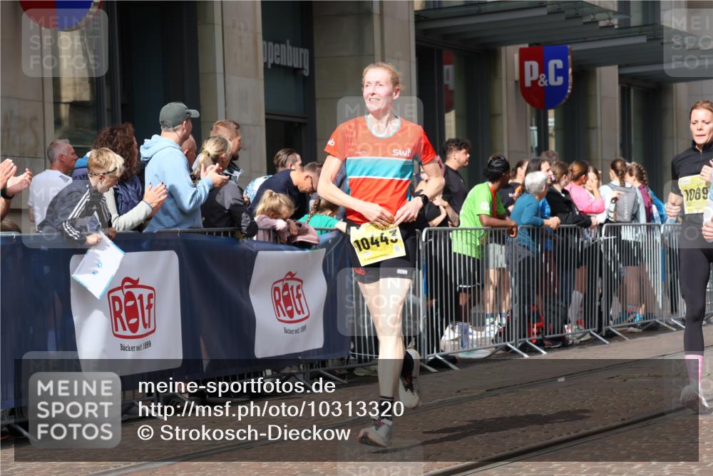 13.09.2026 - 21. swb-Marathon Bremen Strokosch-Dieckow http://msf.ph/oto/10313320 13.09.2026 10:56:08 Ziel 10184, 10211, 10240, 10322, 10356, 10372, 10443, 10670, 10675, 10699, 10844, 11069, 11256, 11280, 11317, 11349, 11407, 11570, 11693, 11795, 11844, 11855, 11871, 11911, 11996, 12452, 12543, 10246, 10298, 10365, 10374, 10690, 10703, 10949, 10957, 10960, 11219, 11782, 11790, 11972, 12061, 12143, 12476, 12484, 13565 meine-sportfotos.de