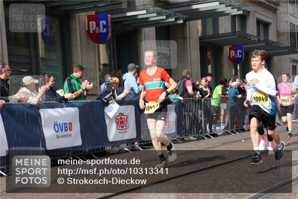 13.09.2026 - 21. swb-Marathon Bremen Strokosch-Dieckow http://msf.ph/oto/10313341 13.09.2026 10:56:08 Ziel 10184, 10211, 10240, 10322, 10356, 10372, 10443, 10670, 10675, 10699, 10844, 11069, 11256, 11280, 11317, 11349, 11407, 11570, 11693, 11795, 11844, 11855, 11871, 11911, 11996, 12452, 12543, 10246, 10298, 10365, 10374, 10690, 10703, 10949, 10957, 10960, 11219, 11782, 11790, 11972, 12061, 12143, 12476, 12484, 13565 meine-sportfotos.de