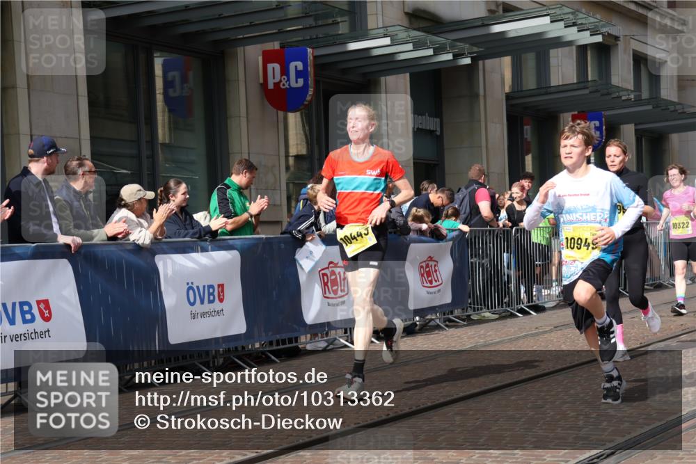 13.09.2026 - 21. swb-Marathon Bremen Strokosch-Dieckow http://msf.ph/oto/10313362 13.09.2026 10:56:08 Ziel 10184, 10211, 10240, 10322, 10356, 10372, 10443, 10670, 10675, 10699, 10844, 11069, 11256, 11280, 11317, 11349, 11407, 11570, 11693, 11795, 11844, 11855, 11871, 11911, 11996, 12452, 12543, 10246, 10298, 10365, 10374, 10690, 10703, 10949, 10957, 10960, 11219, 11782, 11790, 11972, 12061, 12143, 12476, 12484, 13565 meine-sportfotos.de