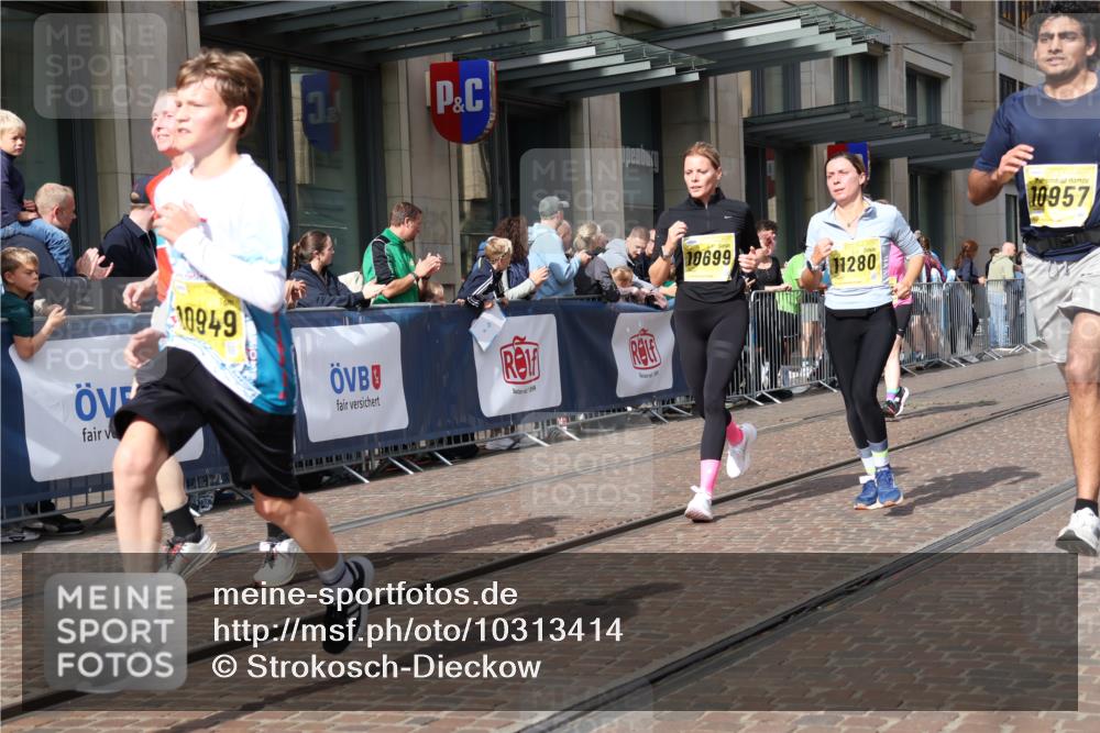 13.09.2026 - 21. swb-Marathon Bremen Strokosch-Dieckow http://msf.ph/oto/10313414 13.09.2026 10:56:09 Ziel 10184, 10211, 10240, 10322, 10356, 10372, 10443, 10670, 10675, 10699, 10844, 11069, 11256, 11280, 11317, 11349, 11407, 11570, 11693, 11795, 11844, 11855, 11871, 11911, 11996, 12452, 12543, 10246, 10298, 10365, 10374, 10690, 10703, 10949, 10957, 10960, 11219, 11782, 11790, 11972, 12061, 12143, 12476, 12484, 13565 meine-sportfotos.de