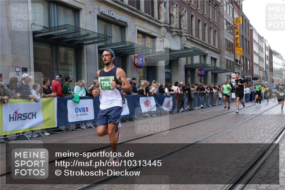 13.09.2026 - 21. swb-Marathon Bremen Strokosch-Dieckow http://msf.ph/oto/10313445 13.09.2026 13:15:21 Ziel 982, 1033, 1445, 2733, 3119, 3346, 3422, 3536, 3689, 3836, 3991, 4212, 4573, 4653, 4663, 5533, 5588, 6162, 6515, 6526, 7203, 7291, 7992, 9029, 9122, 9391, 9475, 9777, 13249, 1664, 2383, 3357, 3743, 4111, 4382, 4646, 4992, 5003, 5149, 5294, 5298, 5385, 5417, 6011, 6351, 6521, 6717, 6773, 6902, 7190, 7346, 7432, 7497, 7515, 7717, 7730, 8086, 8254, 8255, 9253, 9338, 9363, 9483, 13137, 13139 meine-sportfotos.de