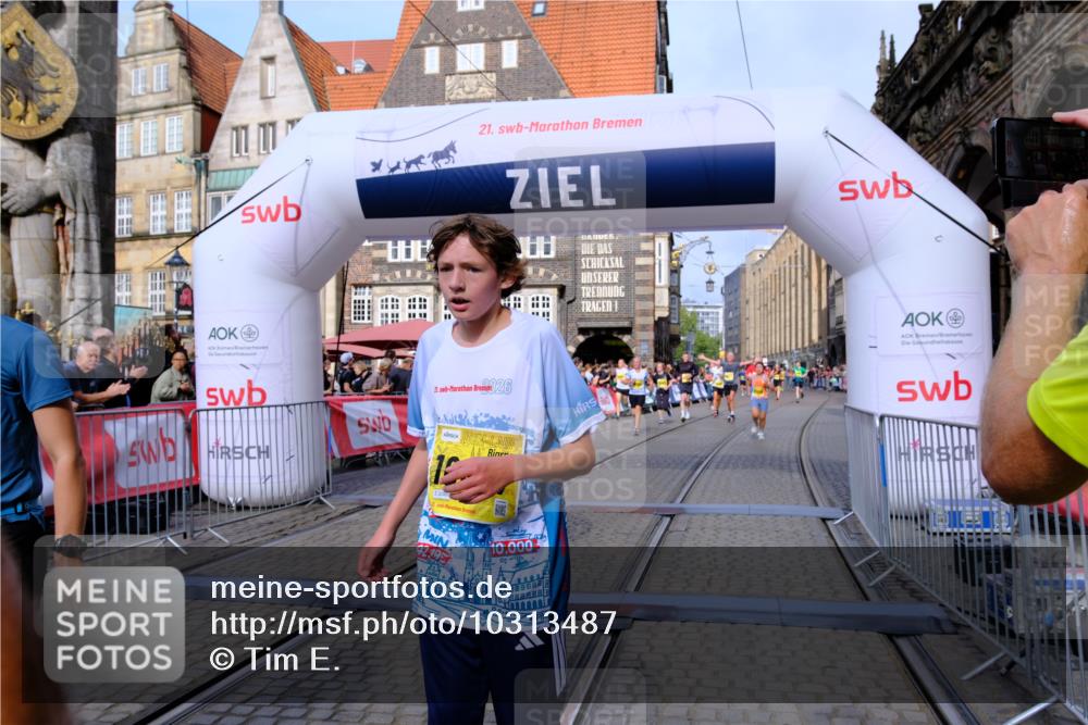 13.09.2026 - 21. swb-Marathon Bremen Tim E. http://msf.ph/oto/10313487 13.09.2026 10:54:40 Ziel 10067, 10146, 10359, 10410, 10503, 10577, 10631, 10749, 10765, 10837, 10884, 10996, 11039, 11099, 11118, 11361, 11476, 11593, 11843, 11989, 12265, 12328, 12467 meine-sportfotos.de