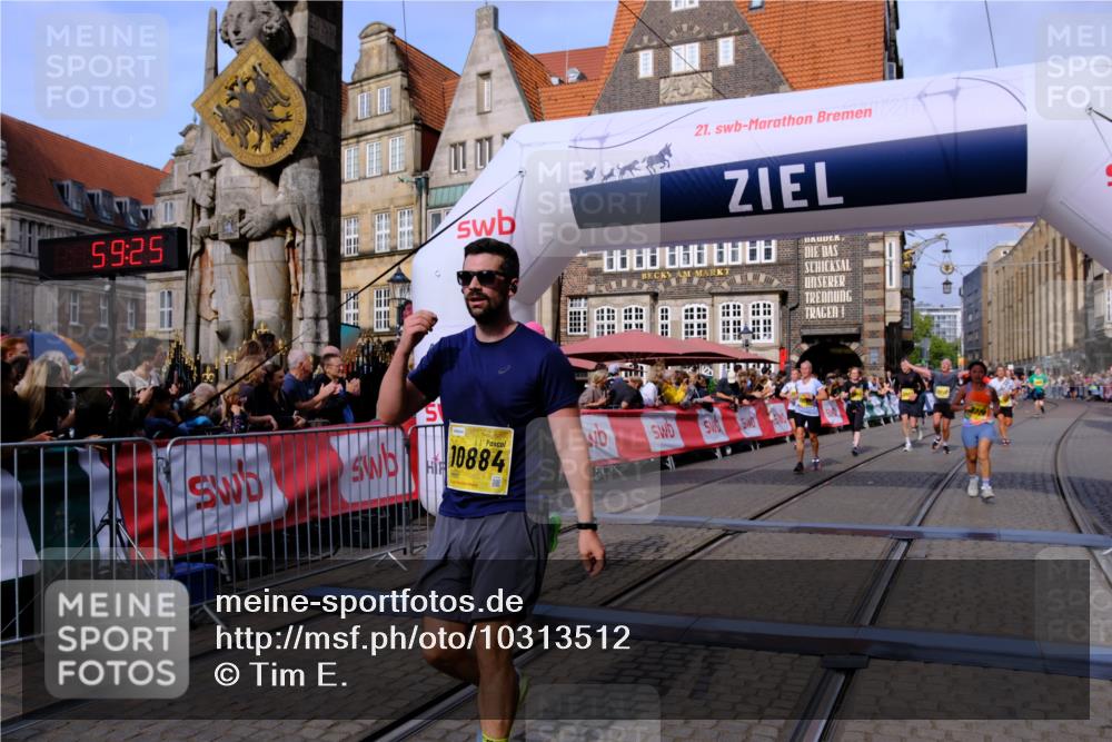 13.09.2026 - 21. swb-Marathon Bremen Tim E. http://msf.ph/oto/10313512 13.09.2026 10:54:42 Ziel 10067, 10146, 10359, 10410, 10503, 10577, 10631, 10749, 10765, 10837, 10884, 11039, 11099, 11118, 11389, 11476, 11593, 11843, 11989, 12265, 12328, 12467 meine-sportfotos.de