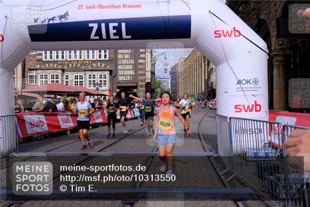 13.09.2026 - 21. swb-Marathon Bremen Tim E. http://msf.ph/oto/10313550 13.09.2026 10:54:44 Ziel 10067, 10146, 10359, 10410, 10503, 10577, 10631, 10749, 10765, 10837, 10884, 11039, 11099, 11118, 11389, 11476, 11593, 11843, 12038, 12265, 12328, 12467 meine-sportfotos.de