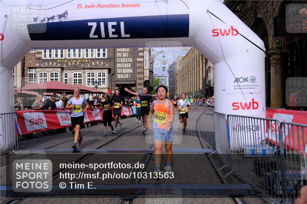 13.09.2026 - 21. swb-Marathon Bremen Tim E. http://msf.ph/oto/10313563 13.09.2026 10:54:44 Ziel 10067, 10146, 10359, 10410, 10503, 10577, 10631, 10749, 10765, 10837, 10884, 11039, 11099, 11118, 11389, 11476, 11593, 11843, 12038, 12265, 12328, 12467 meine-sportfotos.de