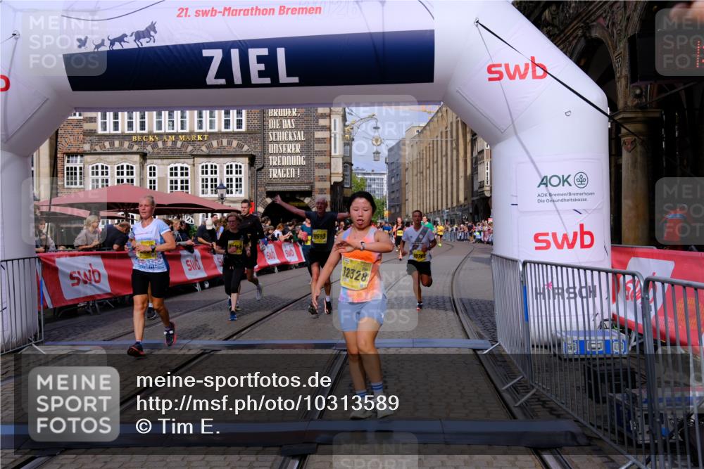 13.09.2026 - 21. swb-Marathon Bremen Tim E. http://msf.ph/oto/10313589 13.09.2026 10:54:44 Ziel 10067, 10146, 10359, 10410, 10503, 10577, 10631, 10749, 10765, 10837, 10884, 11039, 11099, 11118, 11389, 11476, 11593, 11843, 12038, 12265, 12328, 12467 meine-sportfotos.de
