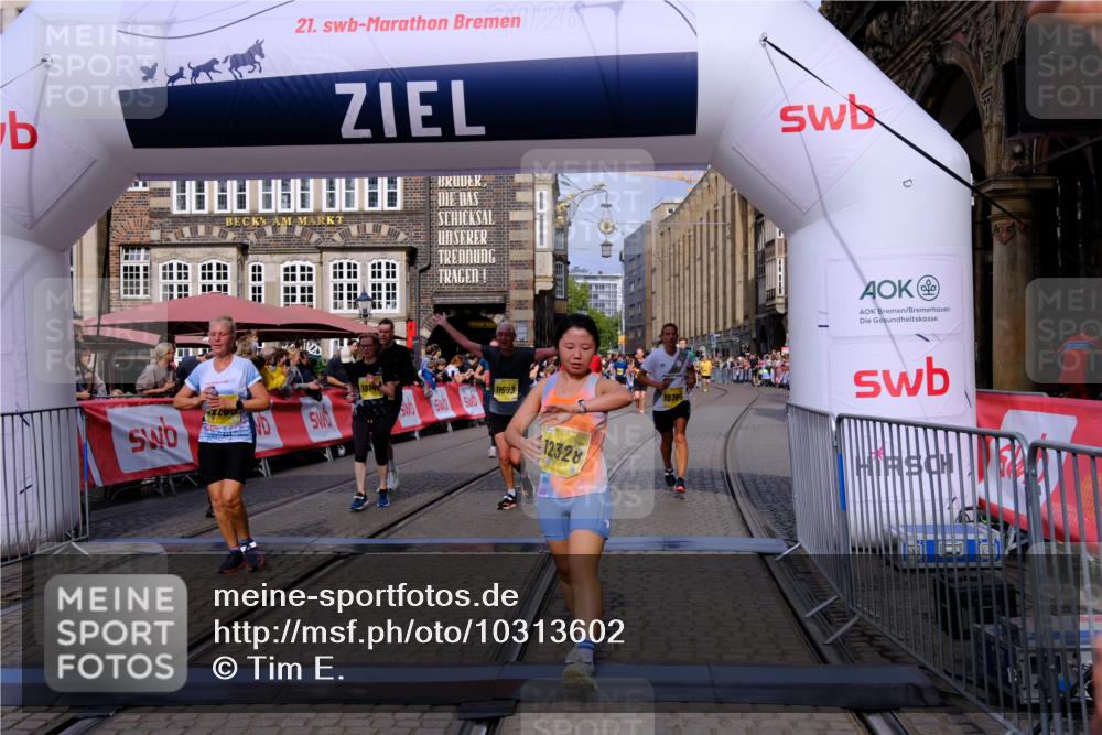 13.09.2026 - 21. swb-Marathon Bremen Tim E. http://msf.ph/oto/10313602 13.09.2026 10:54:44 Ziel 10067, 10146, 10359, 10410, 10503, 10577, 10631, 10749, 10765, 10837, 10884, 11039, 11099, 11118, 11389, 11476, 11593, 11843, 12038, 12265, 12328, 12467 meine-sportfotos.de