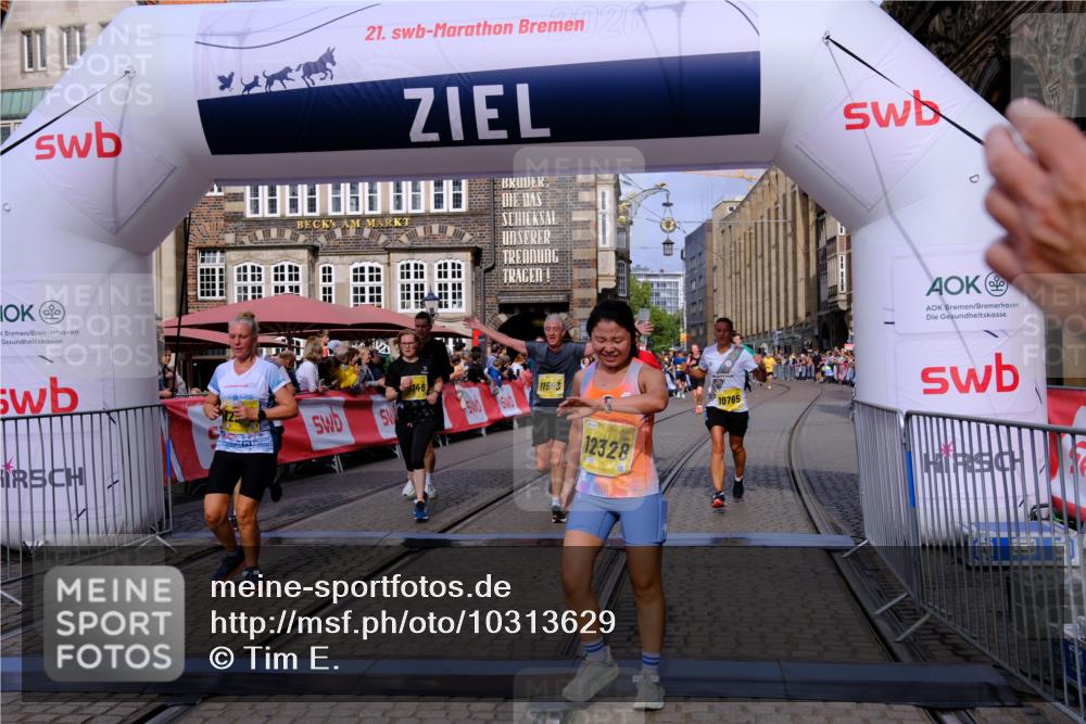 13.09.2026 - 21. swb-Marathon Bremen Tim E. http://msf.ph/oto/10313629 13.09.2026 10:54:45 Ziel 10067, 10146, 10359, 10410, 10503, 10577, 10631, 10749, 10765, 10837, 10884, 11039, 11099, 11118, 11389, 11593, 11843, 12038, 12265, 12328, 12467 meine-sportfotos.de