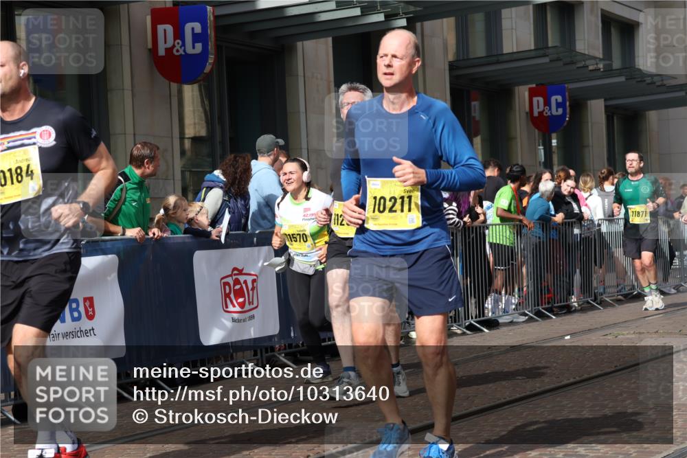 13.09.2026 - 21. swb-Marathon Bremen Strokosch-Dieckow http://msf.ph/oto/10313640 13.09.2026 10:56:15 Ziel 10184, 10211, 10240, 10322, 10356, 10372, 10486, 10540, 10675, 10721, 10771, 10824, 10844, 10888, 10936, 11064, 11069, 11256, 11317, 11349, 11407, 11474, 11601, 11795, 11844, 11855, 11871, 11911, 11996, 12543, 10246, 10298, 10322, 10365, 10443, 10670, 10690, 10699, 10949, 10957, 10960, 11219, 11280, 11570, 11693, 11782, 11790, 11972, 12061, 12452, 12476, 12484, 13565 meine-sportfotos.de
