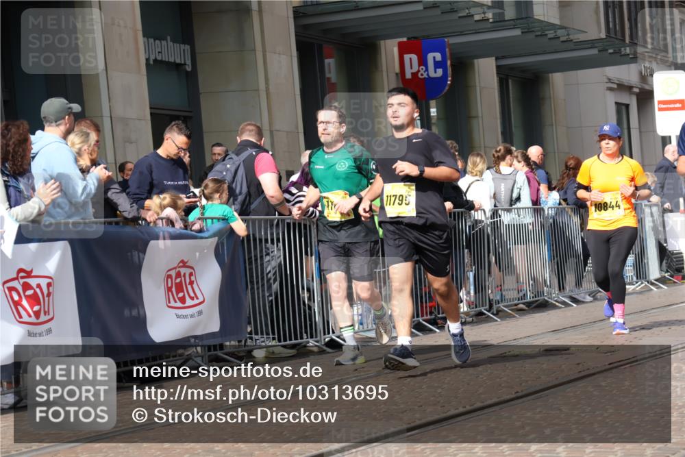 13.09.2026 - 21. swb-Marathon Bremen Strokosch-Dieckow http://msf.ph/oto/10313695 13.09.2026 10:56:17 Ziel 10240, 10356, 10372, 10486, 10540, 10675, 10721, 10771, 10824, 10844, 10888, 10936, 11064, 11069, 11256, 11317, 11349, 11407, 11474, 11601, 11795, 11844, 11855, 11871, 11911, 11996, 12543, 10184, 10211, 10246, 10298, 10322, 10365, 10443, 10670, 10690, 10699, 10949, 10957, 10960, 11219, 11280, 11570, 11693, 11782, 11790, 11972, 12061, 12452, 12476, 12484, 13565 meine-sportfotos.de