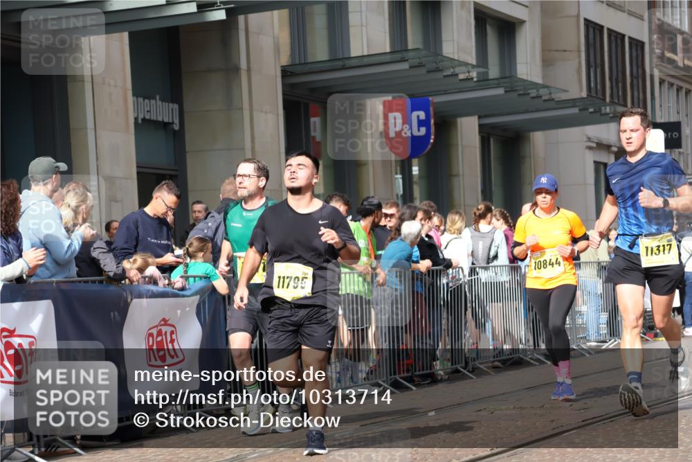 13.09.2026 - 21. swb-Marathon Bremen Strokosch-Dieckow http://msf.ph/oto/10313714 13.09.2026 10:56:18 Ziel 10240, 10356, 10372, 10486, 10540, 10675, 10721, 10771, 10824, 10844, 10888, 10936, 11064, 11069, 11256, 11317, 11349, 11407, 11474, 11601, 11795, 11844, 11855, 11871, 11872, 11911, 11996, 12543, 10184, 10211, 10246, 10298, 10322, 10365, 10443, 10670, 10690, 10699, 10949, 10957, 10960, 11219, 11280, 11317, 11570, 11693, 11782, 11790, 11972, 12061, 12452, 12476, 13565 meine-sportfotos.de