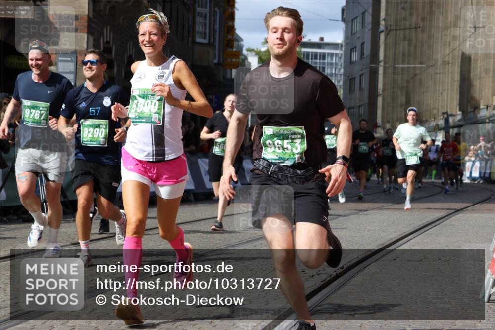 13.09.2026 - 21. swb-Marathon Bremen Strokosch-Dieckow http://msf.ph/oto/10313727 13.09.2026 13:30:49 Ziel 625, 1067, 2265, 2452, 2723, 2900, 3163, 3164, 3425, 4058, 4206, 4332, 4342, 4415, 4425, 4748, 4757, 5506, 5551, 6134, 6347, 6988, 7253, 7567, 7645, 7821, 8090, 8105, 8116, 8117, 8169, 8314, 8494, 8762, 8878, 8966, 9011, 9015, 9108, 9412, 9695, 9825, 244, 1189, 1479, 2902, 3360, 3800, 4251, 5600, 6307, 7198, 7637, 7760, 7798, 8543, 8616, 9290, 9507, 9767, 9937, 9958, 9962, 9976, 13152, 13215 meine-sportfotos.de