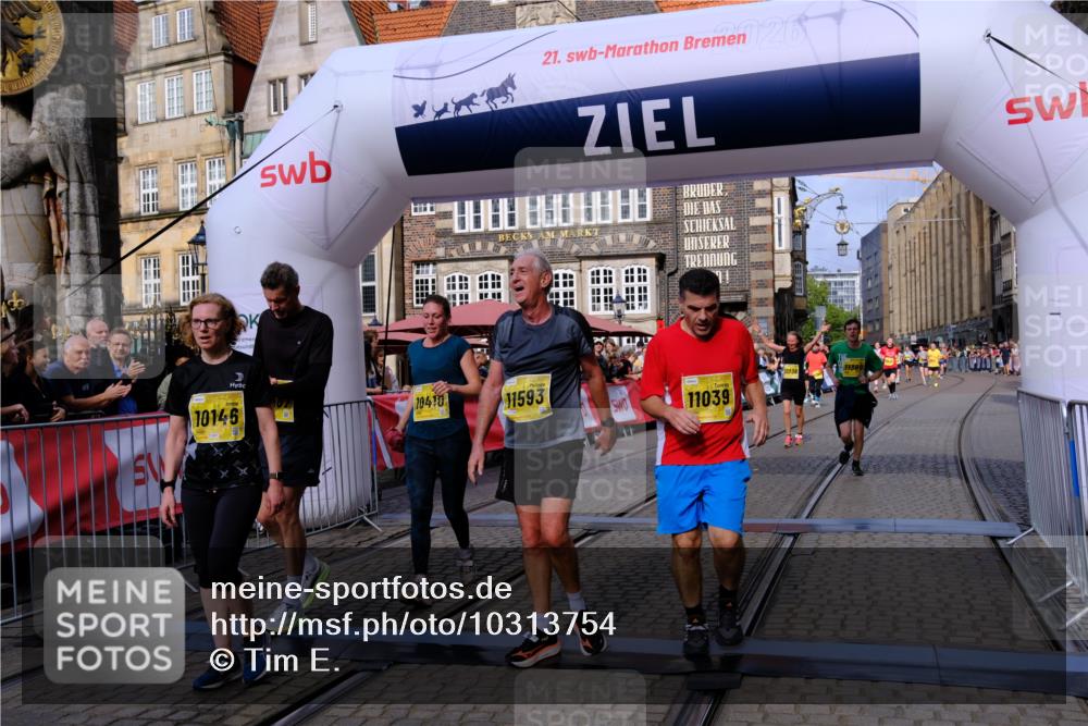 13.09.2026 - 21. swb-Marathon Bremen Tim E. http://msf.ph/oto/10313754 13.09.2026 10:54:48 Ziel 10067, 10146, 10410, 10503, 10577, 10631, 10704, 10749, 10765, 10837, 10884, 11039, 11099, 11389, 11593, 12038, 12265, 12328, 12467, 13526 meine-sportfotos.de