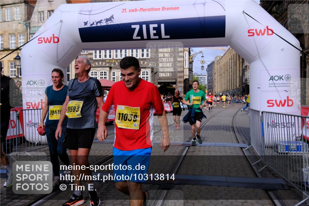 13.09.2026 - 21. swb-Marathon Bremen Tim E. http://msf.ph/oto/10313814 13.09.2026 10:54:50 Ziel 10067, 10146, 10410, 10503, 10608, 10631, 10704, 10765, 10837, 10884, 11039, 11174, 11389, 11593, 11874, 12038, 12265, 12328, 12467, 12519, 13526 meine-sportfotos.de