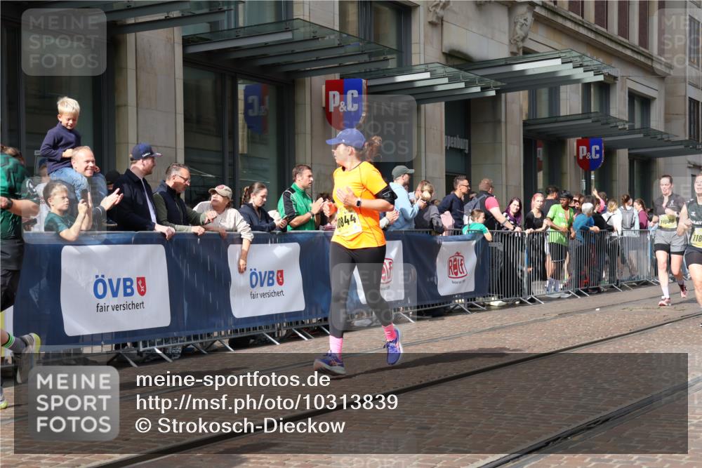 13.09.2026 - 21. swb-Marathon Bremen Strokosch-Dieckow http://msf.ph/oto/10313839 13.09.2026 10:56:21 Ziel 10240, 10356, 10372, 10486, 10540, 10675, 10721, 10771, 10824, 10888, 10936, 11064, 11069, 11256, 11349, 11407, 11474, 11601, 11844, 11855, 11871, 11872, 11911, 11996, 12284, 12434, 12543, 10184, 10211, 10246, 10298, 10322, 10365, 10443, 10670, 10699, 10844, 10949, 10957, 10960, 11219, 11256, 11280, 11317, 11570, 11693, 11782, 11790, 11795, 12452, 12476, 13565 meine-sportfotos.de
