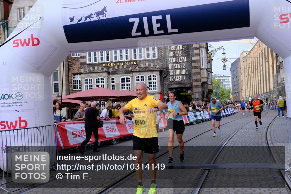 13.09.2026 - 21. swb-Marathon Bremen Tim E. http://msf.ph/oto/10314149 13.09.2026 10:55:01 Ziel 10589, 10608, 10704, 11040, 11174, 11389, 11569, 11874, 12038, 12519, 12800, 13526 meine-sportfotos.de
