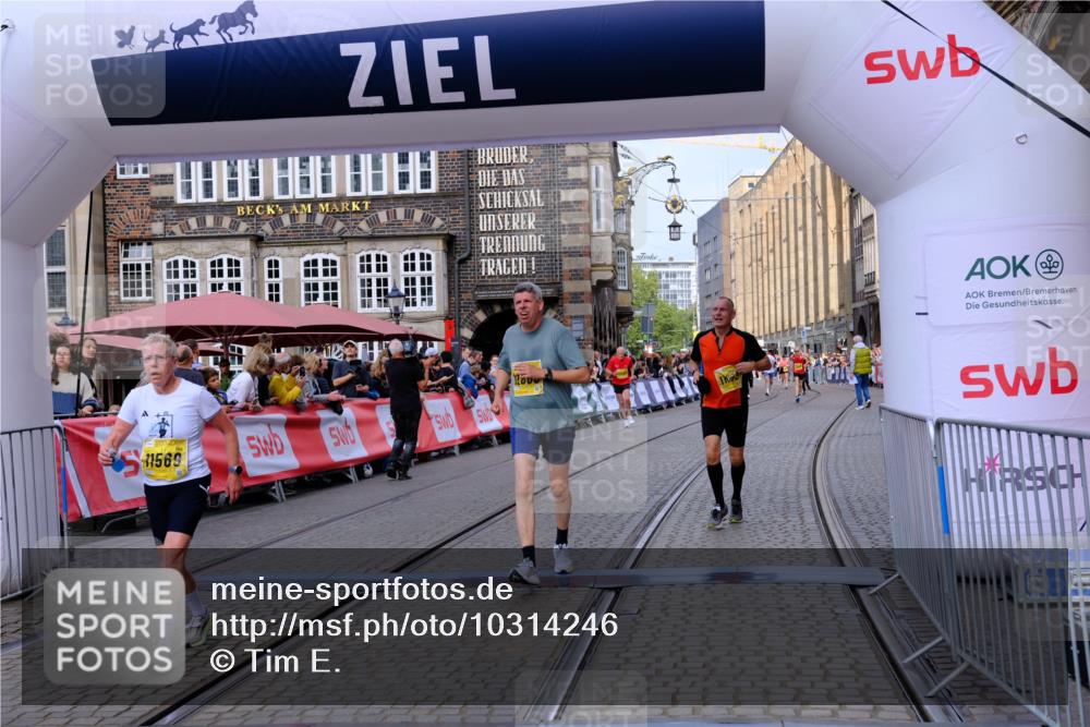 13.09.2026 - 21. swb-Marathon Bremen Tim E. http://msf.ph/oto/10314246 13.09.2026 10:55:03 Ziel 10589, 10608, 10704, 10901, 11040, 11174, 11569, 11874, 12038, 12519, 12800, 13526, 13592 meine-sportfotos.de