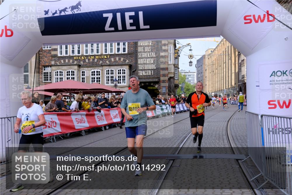 13.09.2026 - 21. swb-Marathon Bremen Tim E. http://msf.ph/oto/10314292 13.09.2026 10:55:04 Ziel 10589, 10608, 10704, 10901, 11040, 11174, 11569, 11874, 11889, 12313, 12519, 12800, 13526, 13592 meine-sportfotos.de