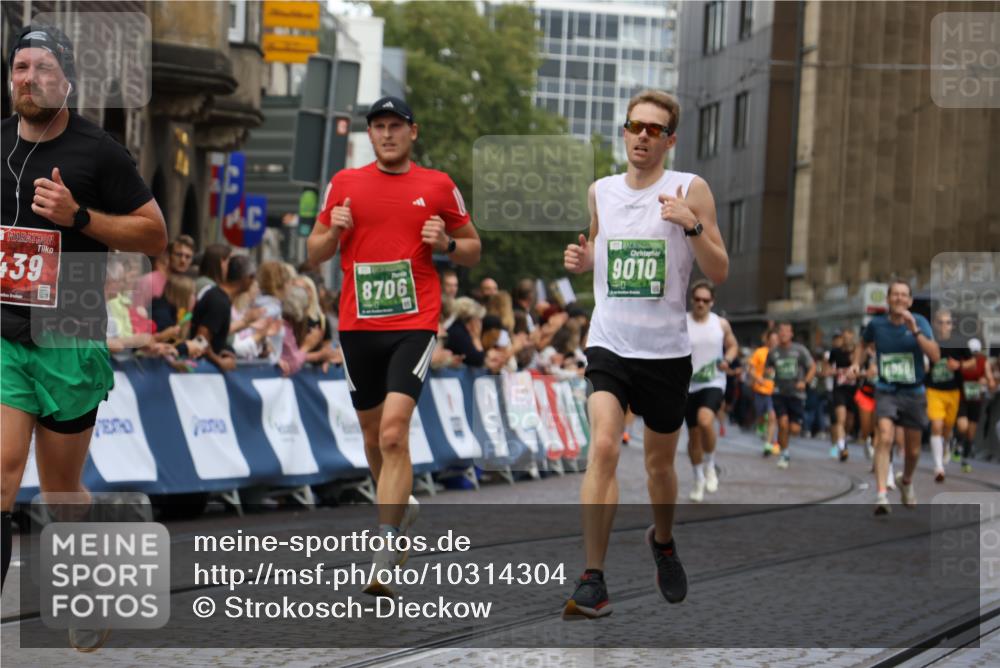 13.09.2026 - 21. swb-Marathon Bremen Strokosch-Dieckow http://msf.ph/oto/10314304 13.09.2026 13:05:47 Ziel 439, 3242, 3271, 3365, 5092, 5199, 5725, 6579, 7141, 9273, 681, 1745, 3297, 3520, 4712, 5803, 6058, 7399, 8334, 8706, 8877, 8983, 9010, 9429, 9918 meine-sportfotos.de