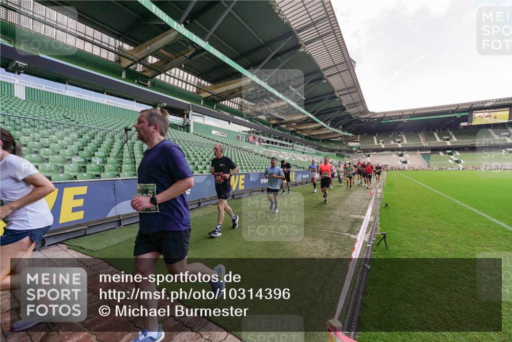 13.09.2026 - 21. swb-Marathon Bremen Michael Burmester http://msf.ph/oto/10314396 13.09.2026 13:09:55 Laufen im Stadion 164, 383, 391, 448, 532, 549, 563, 625, 813, 869, 898, 1025, 1072, 1124, 1150, 1180, 1398, 1738, 1855, 1867, 1880, 1894, 1967, 2202, 2208, 2232, 2243, 2268, 2284, 2333, 2339, 2342, 2380, 2413, 2429, 2432, 2441, 2467, 2471, 2525, 2530, 2553, 2573, 2594, 2654, 2682, 2692, 2714, 2717, 2785, 2819, 2823, 2841, 2897, 2920, 2930, 2931, 2932, 2941, 3032, 3063, 3086, 3089, 3122, 3208, 3291, 3316, 3327, 3333, 3370, 3398, 3410, 3437, 3470, 3707, 3769, 3857, 109 meine-sportfotos.de